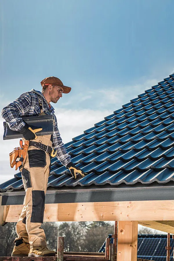 trabajador en tejado tejados gonzalez pamplona